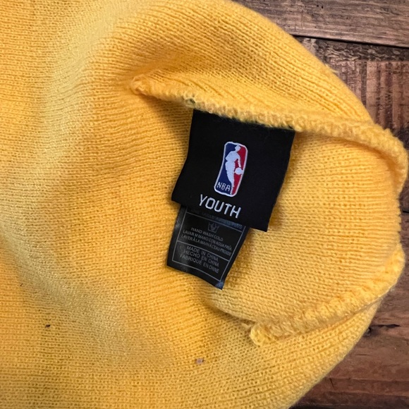 Los Angeles Lakers Jacquard Cuff Yellow Pom - Picture 3 of 3